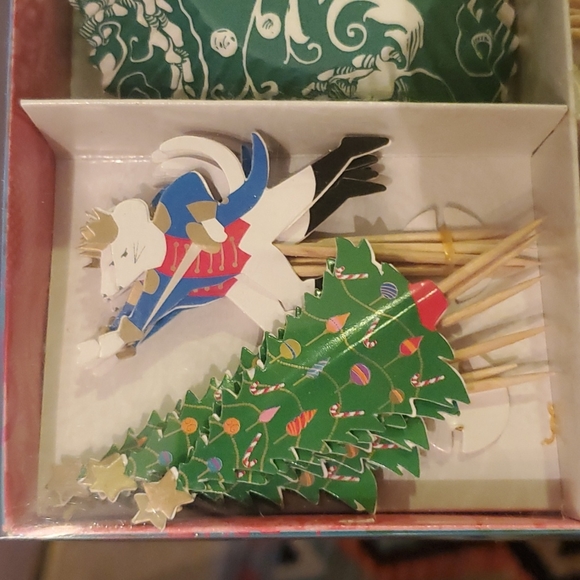 Williams Sonoma Nutcracker Ballet Cupcake Decoration Set - Picture 3 of 4